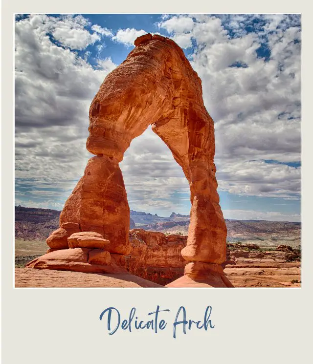 View of the rock-forming arch under the cloudy skies in Arches National Park.