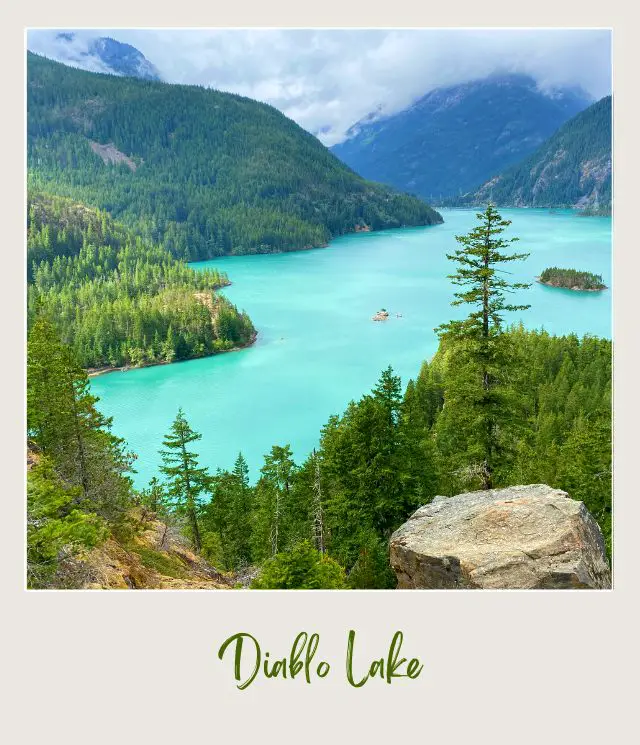 Lake surrounded by mountains and trees in North Cascades National Park