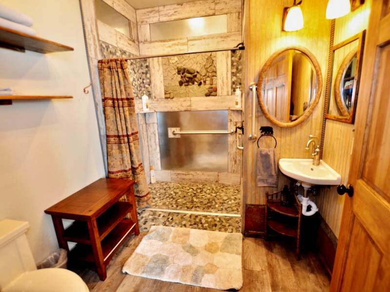 Park Hotel Yellowstone Bathroom and Comfort room