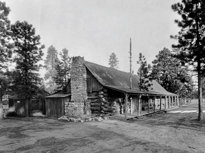 Black and white photo of a wooded tourist building surrounded by trees in Bryce Canyon National Park