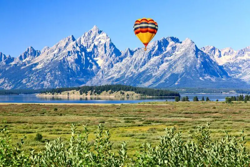 Wondering-what-to-do-in-Teton-National-Park-Hot-Air-balloon-over-Grand-Teton-National-Park